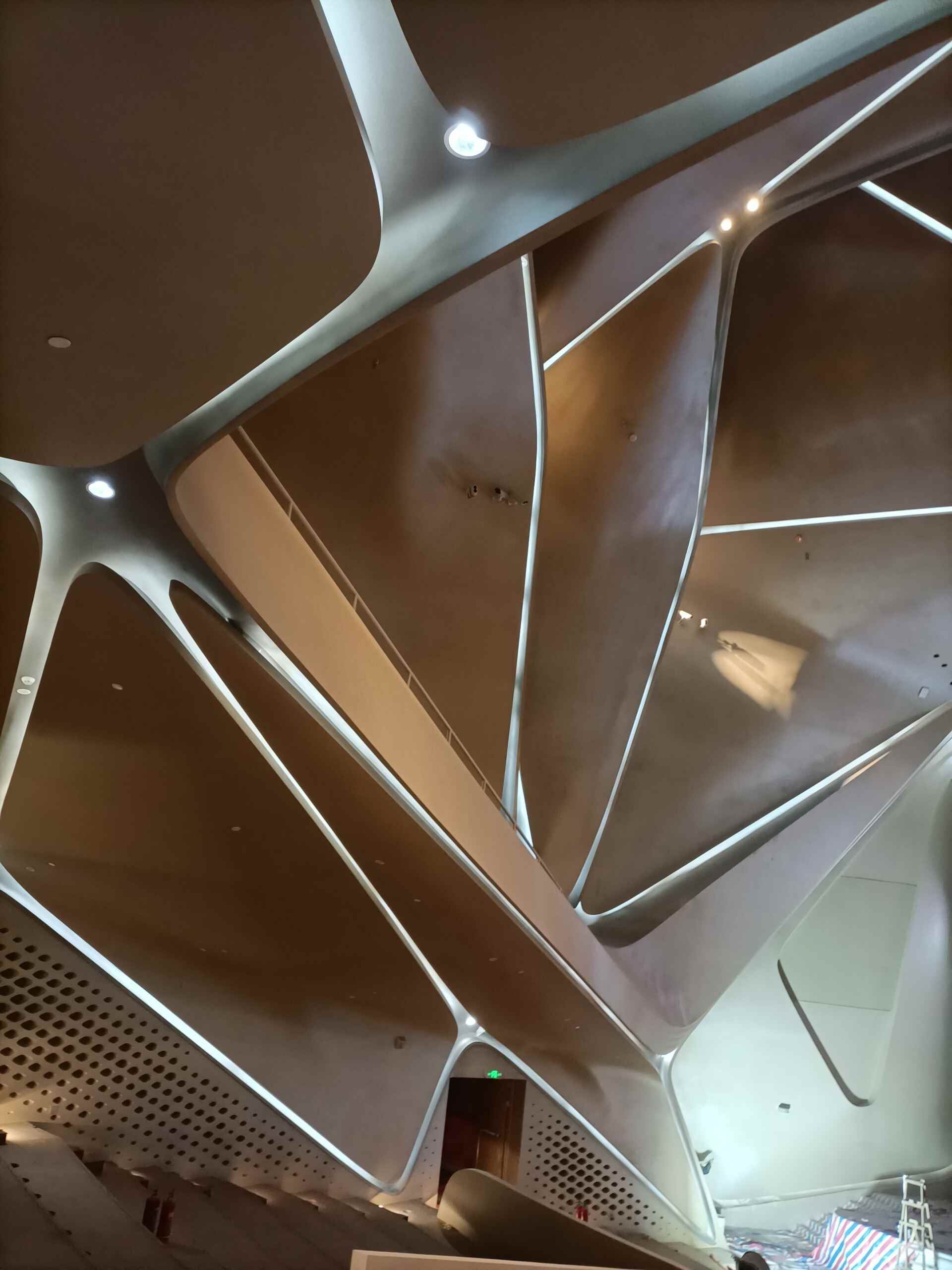 珠海金灣航空城市民藝術(shù)中心grg鏤空墻面雕花吊頂裝飾工程