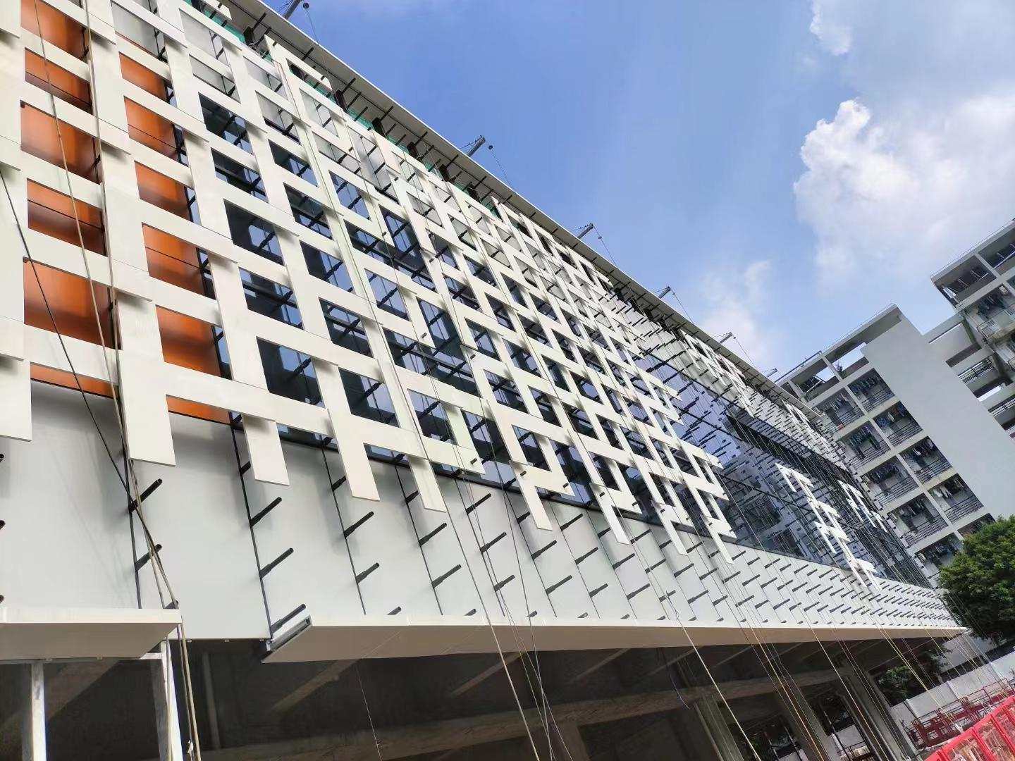 廣東江門五邑大學(xué)體育館UHPC墻面造型定制施工安裝
