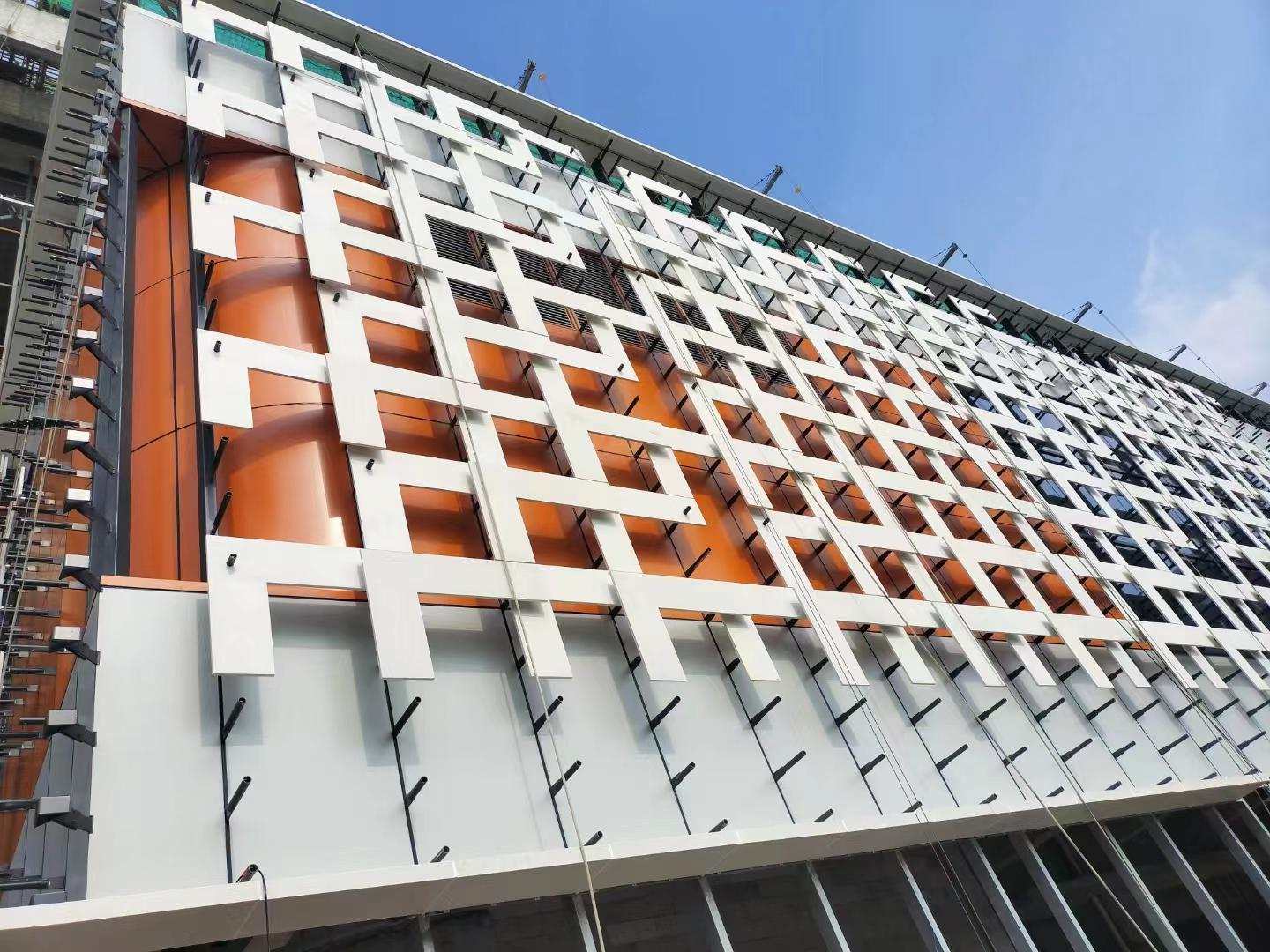 廣東江門五邑大學(xué)體育館UHPC墻面造型定制施工安裝